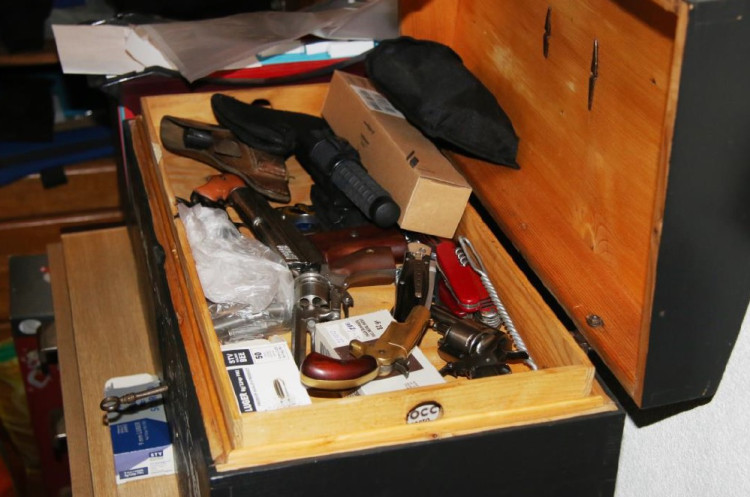 FOTOGALERIE: Policie zadržela obchodníky se zbraněmi