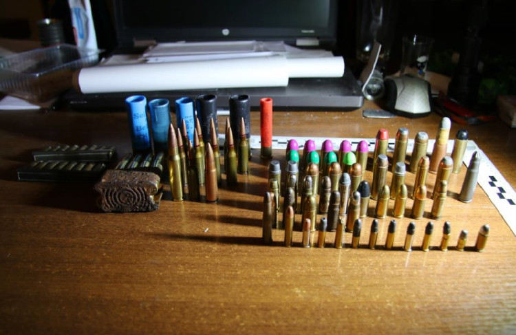 FOTOGALERIE: Policie zadržela obchodníky se zbraněmi