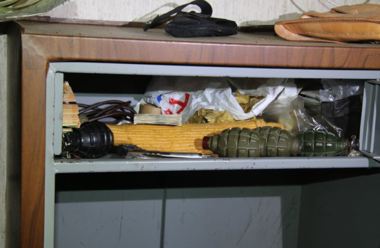 FOTOGALERIE: Policie zadržela obchodníky se zbraněmi