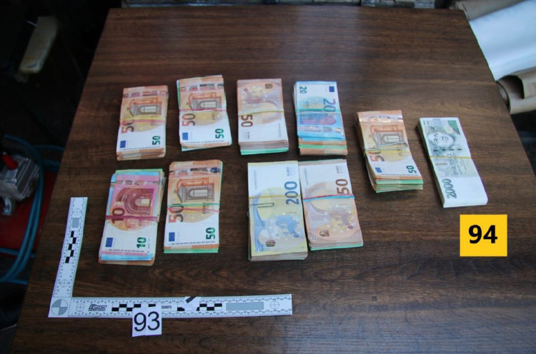 FOTOGALERIE: Policie zadržela obchodníky se zbraněmi