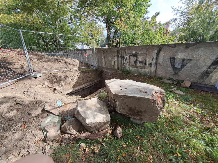 Odhalené hroby a kostry v parku Budyšínská