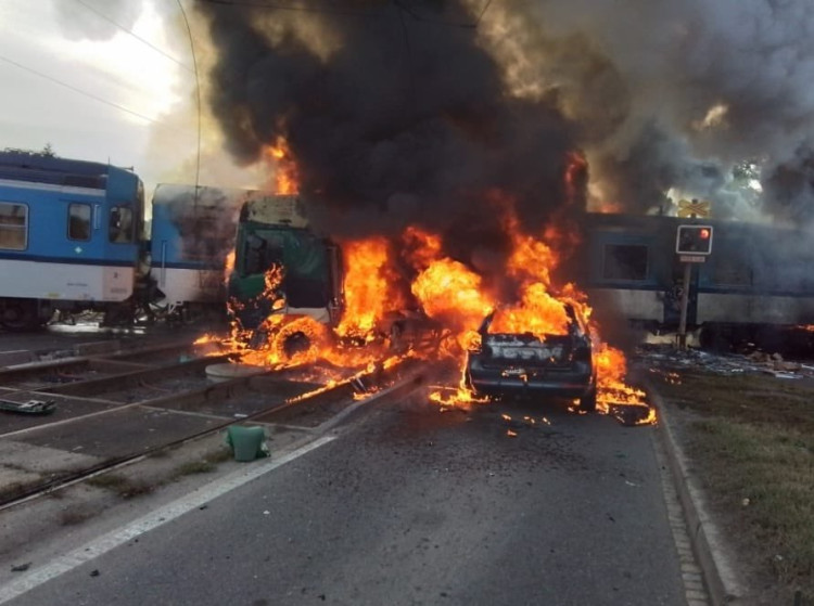 FOTOGALERIE: Srážka kamionu a osobní vlaku v Olomouci