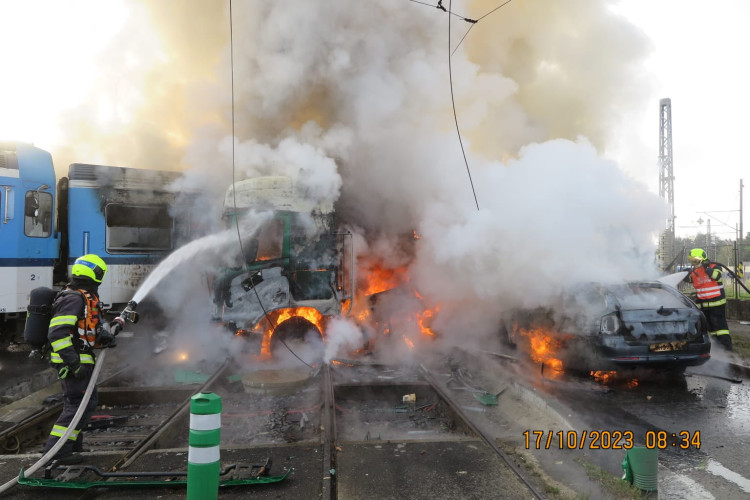 FOTOGALERIE: Srážka kamionu a osobní vlaku v Olomouci