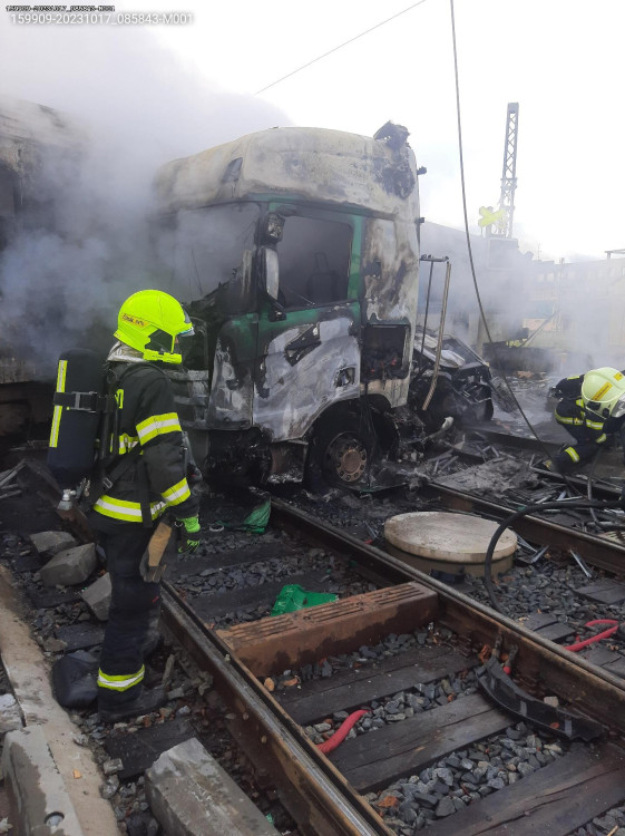 FOTOGALERIE: Srážka kamionu a osobní vlaku v Olomouci