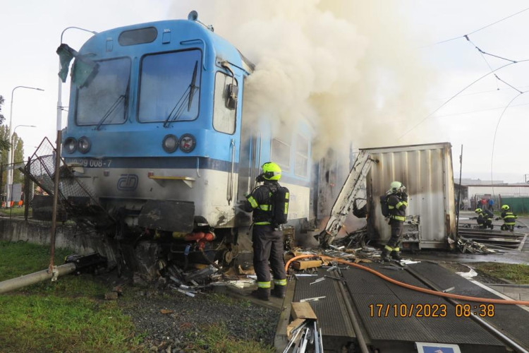 FOTOGALERIE: Srážka kamionu a osobní vlaku v Olomouci
