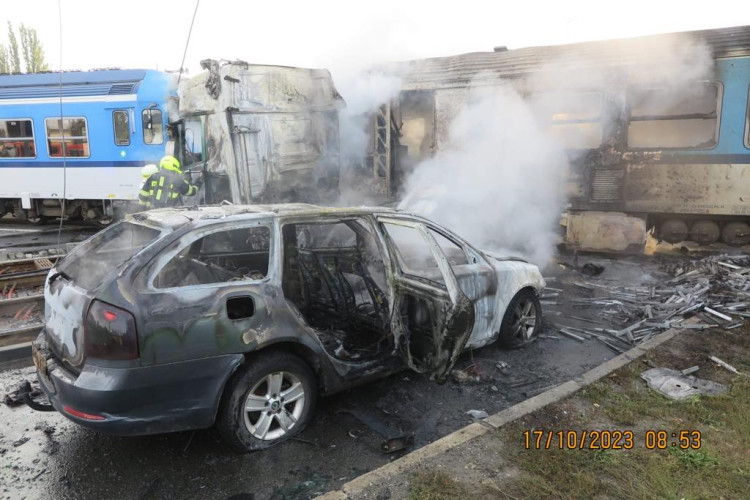 FOTOGALERIE: Srážka kamionu a osobní vlaku v Olomouci