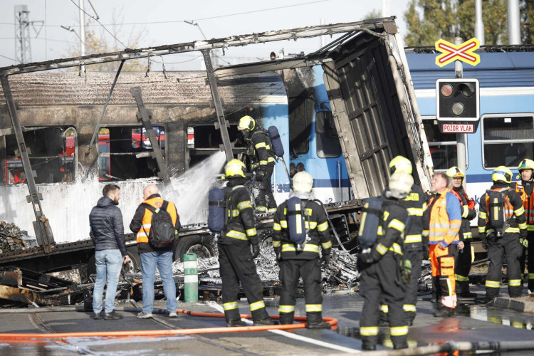 FOTOGALERIE: Srážka kamionu a osobní vlaku v Olomouci