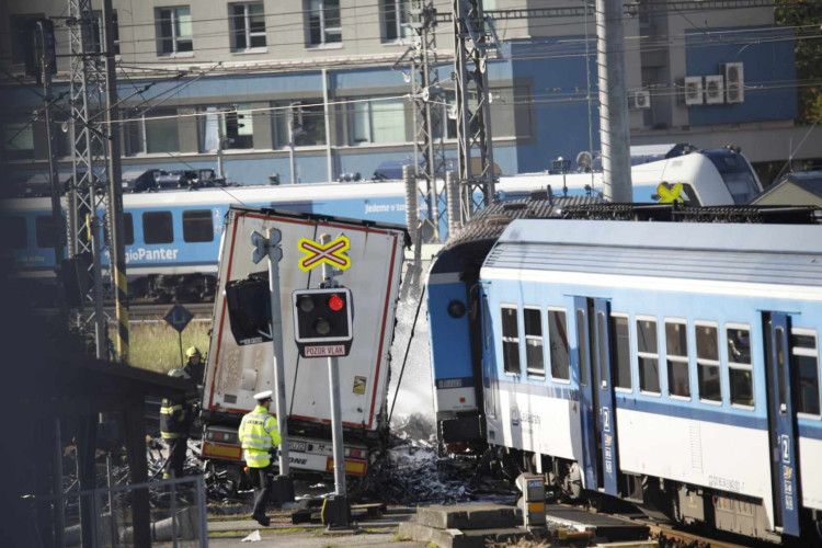 FOTOGALERIE: Srážka kamionu a osobní vlaku v Olomouci