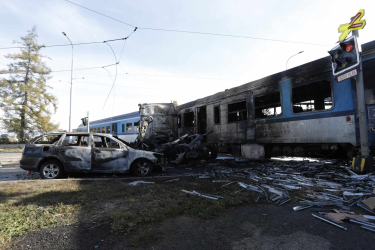 FOTOGALERIE: Srážka kamionu a osobní vlaku v Olomouci