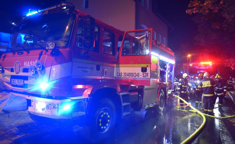 Mrtvého člověka našli hasiči uvnitř vyhořelého obytného domu v Mariánských Lázních