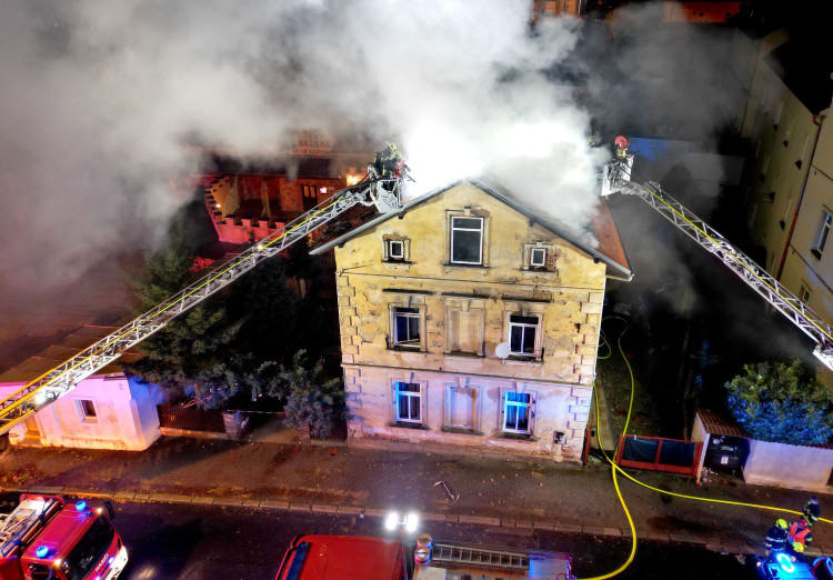 Mrtvého člověka našli hasiči uvnitř vyhořelého obytného domu v Mariánských Lázních