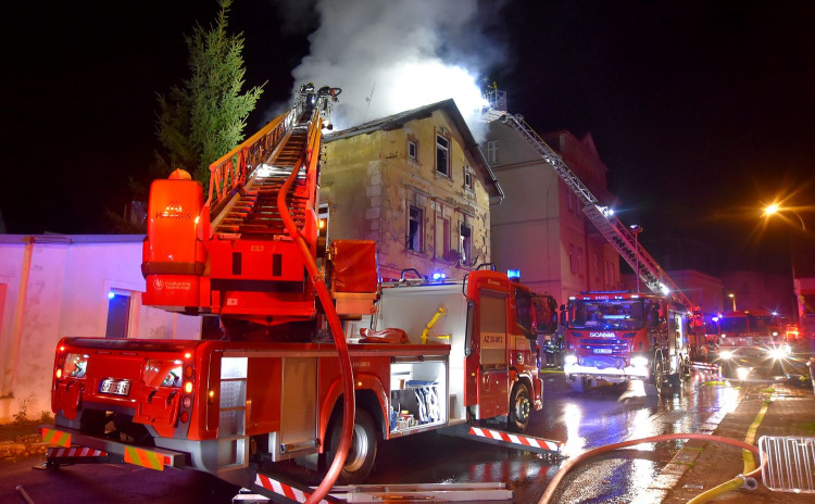 Mrtvého člověka našli hasiči uvnitř vyhořelého obytného domu v Mariánských Lázních