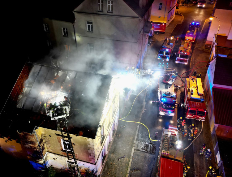 Mrtvého člověka našli hasiči uvnitř vyhořelého obytného domu v Mariánských Lázních