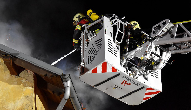 Mrtvého člověka našli hasiči uvnitř vyhořelého obytného domu v Mariánských Lázních