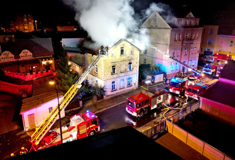 Mrtvého člověka našli hasiči uvnitř vyhořelého obytného domu v Mariánských Lázních