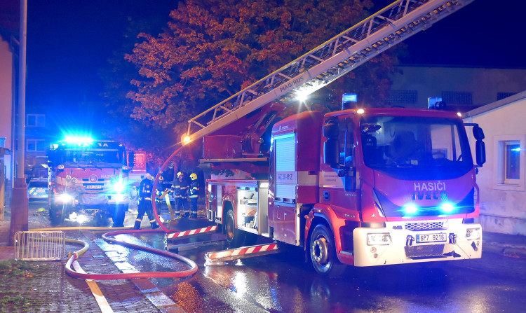 Mrtvého člověka našli hasiči uvnitř vyhořelého obytného domu v Mariánských Lázních
