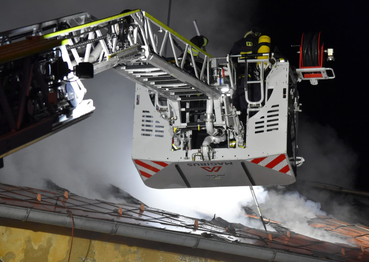 Mrtvého člověka našli hasiči uvnitř vyhořelého obytného domu v Mariánských Lázních