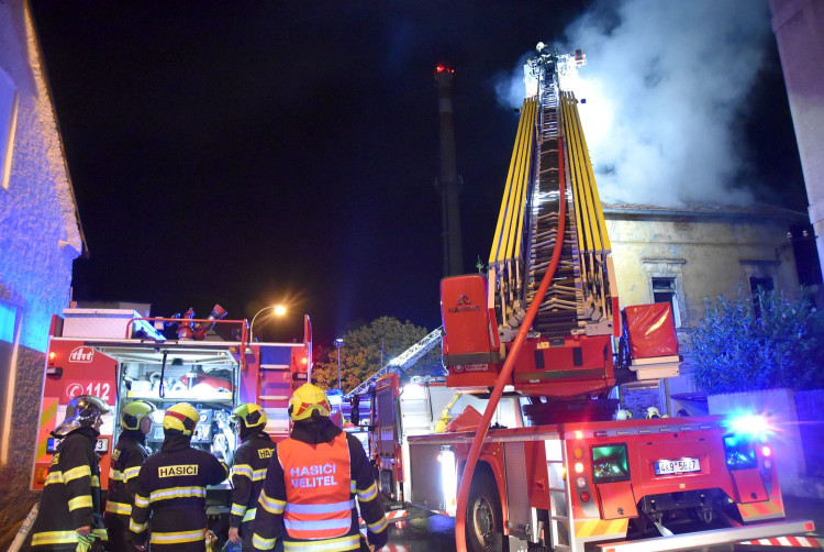 Mrtvého člověka našli hasiči uvnitř vyhořelého obytného domu v Mariánských Lázních