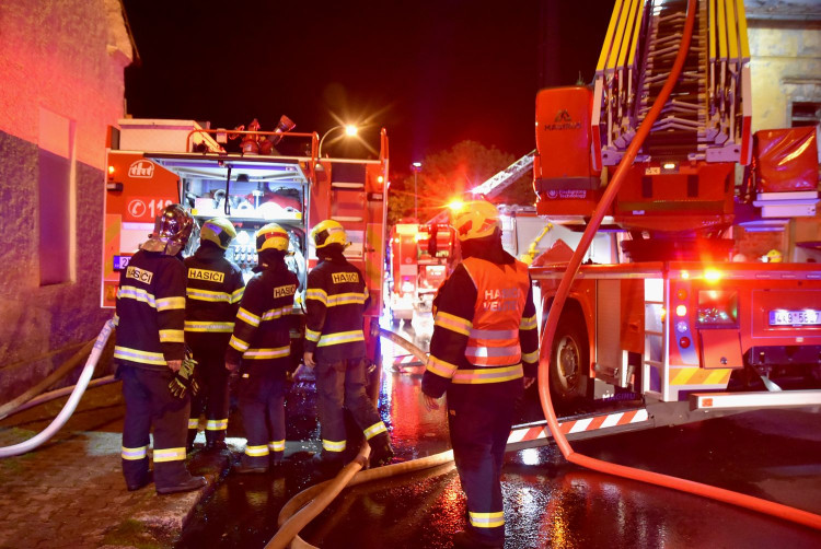 Mrtvého člověka našli hasiči uvnitř vyhořelého obytného domu v Mariánských Lázních