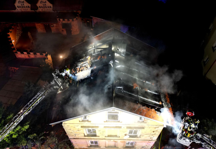 Mrtvého člověka našli hasiči uvnitř vyhořelého obytného domu v Mariánských Lázních