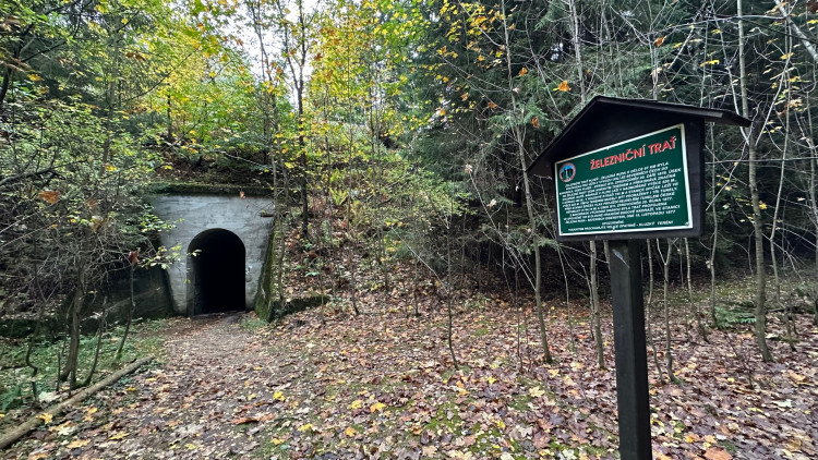 Tímto tunelem podejdete železniční trať