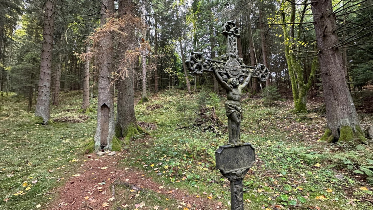 umrlčí prkno skautského vůdce Šedého Vlka