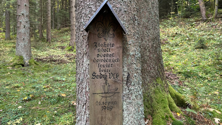 umrlčí prkno skautského vůdce Šedého Vlka