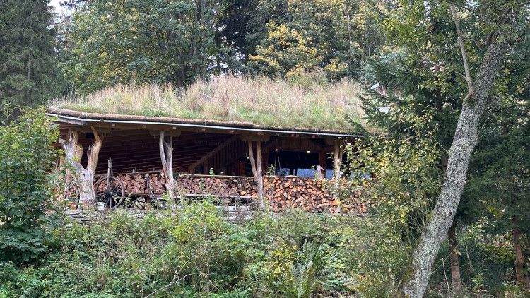 Na základech bývalé skautské chaty Dakota stojí teď tento srub