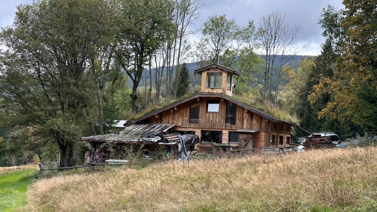 Na základech bývalé skautské chaty Dakota stojí teď tento srub