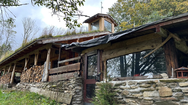 Na základech bývalé skautské chaty Dakota stojí teď tento srub