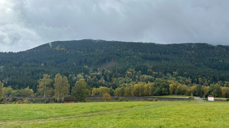 Pohled na Špičák s rozhlednou na vrcholku