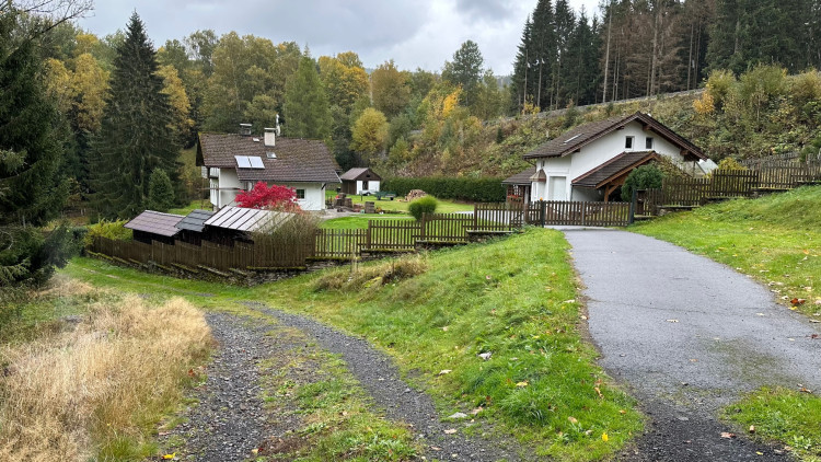 Dáte se touto cestou vlevo kolem domu nedaleko od portálu do špičáckého tunelu
