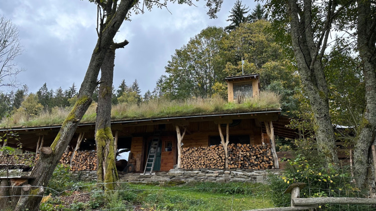 Na základech bývalé skautské chaty Dakota stojí teď tento srub