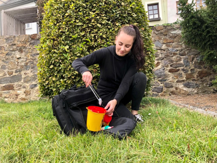 Sára bezpečně likviduje nalezený obal 