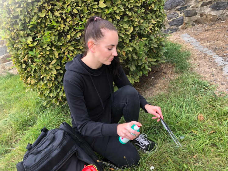 Sára dezinfikuje nalezený obal 