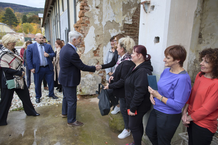 FOTOGALERIE: Prezident Pavel navštívil textilní podnik v Jeseníku i školu ve Vápenné