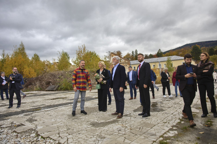FOTOGALERIE: Prezident Pavel navštívil textilní podnik v Jeseníku i školu ve Vápenné