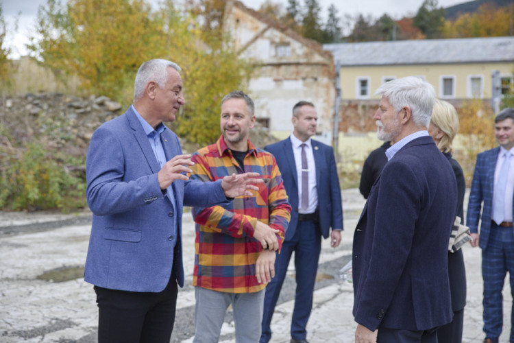 FOTOGALERIE: Prezident Pavel navštívil textilní podnik v Jeseníku i školu ve Vápenné