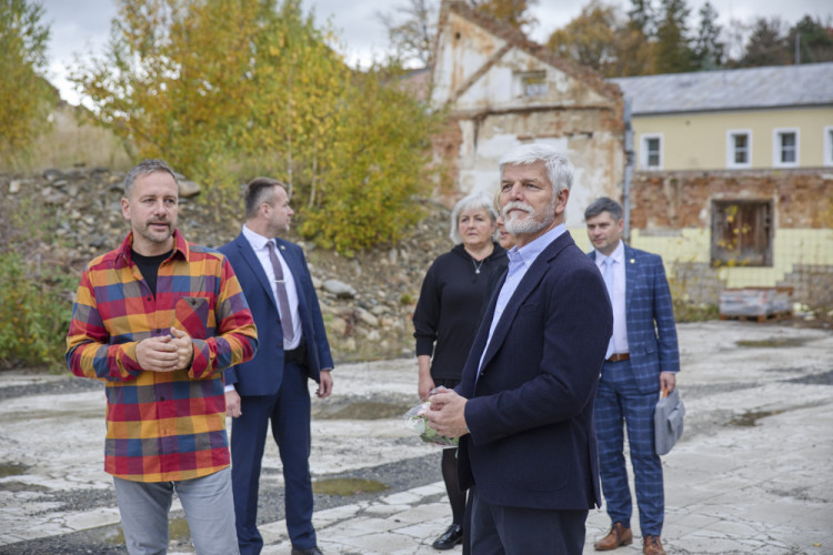 FOTOGALERIE: Prezident Pavel navštívil textilní podnik v Jeseníku i školu ve Vápenné
