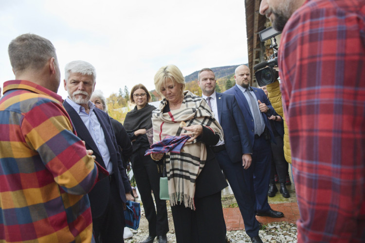 FOTOGALERIE: Prezident Pavel navštívil textilní podnik v Jeseníku i školu ve Vápenné