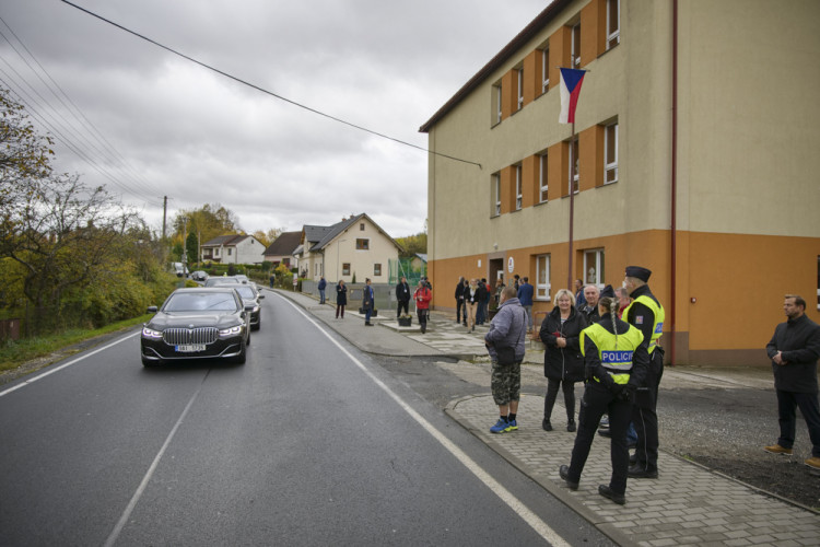 FOTOGALERIE: Prezident Pavel navštívil textilní podnik v Jeseníku i školu ve Vápenné