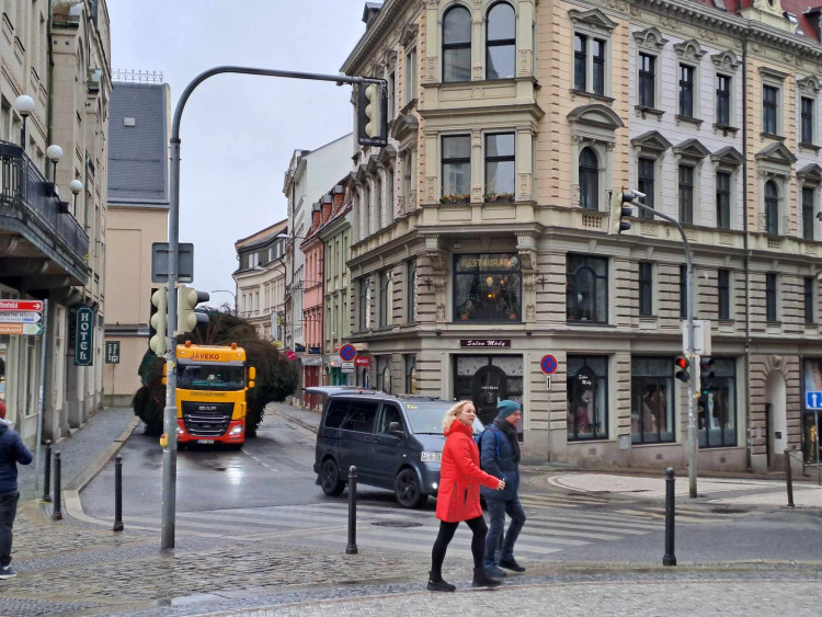 Vánoční strom dorazil před Libereckou radnici