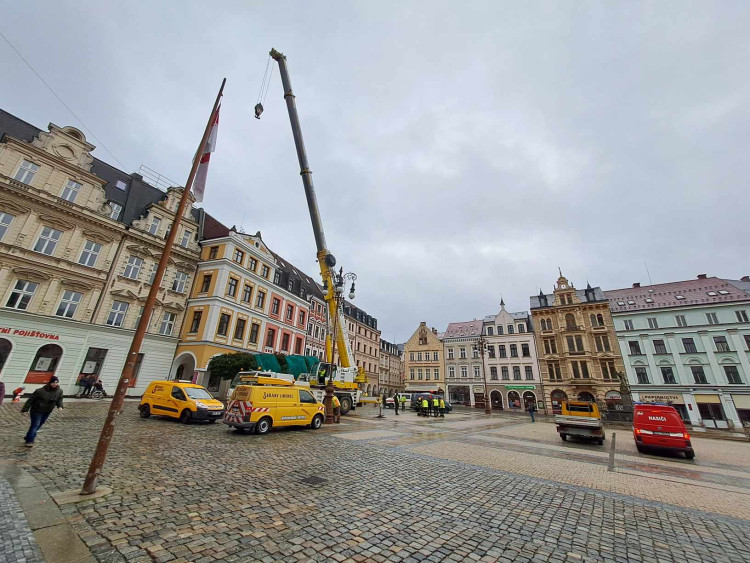 Vánoční strom dorazil před Libereckou radnici