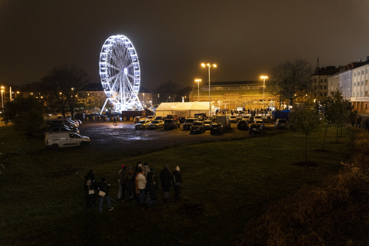 FOTOGALERIE: Vánoční trhy v Olomouci začaly, rušno bylo na náměstích i u kluziště