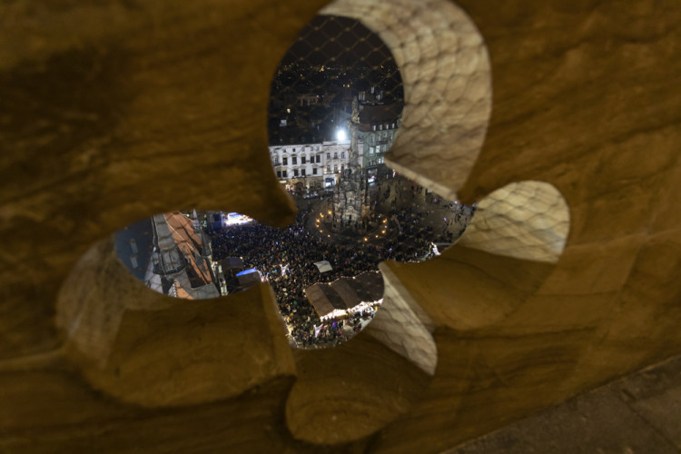 FOTOGALERIE: Vánoční trhy v Olomouci začaly, rušno bylo na náměstích i u kluziště