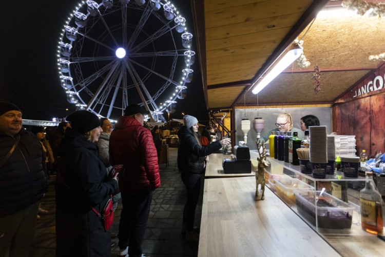FOTOGALERIE: Vánoční trhy v Olomouci začaly, rušno bylo na náměstích i u kluziště