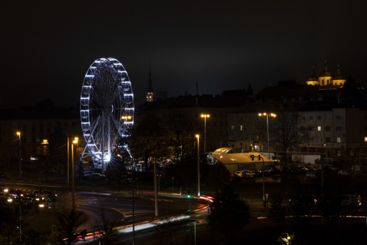FOTOGALERIE: Vánoční trhy v Olomouci začaly, rušno bylo na náměstích i u kluziště