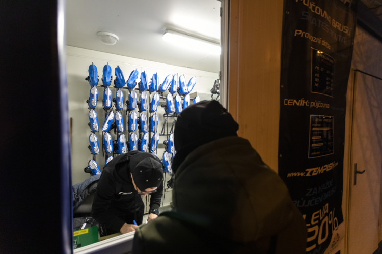 FOTOGALERIE: Vánoční trhy v Olomouci začaly, rušno bylo na náměstích i u kluziště