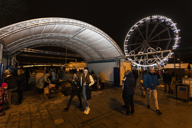 FOTOGALERIE: Vánoční trhy v Olomouci začaly, rušno bylo na náměstích i u kluziště