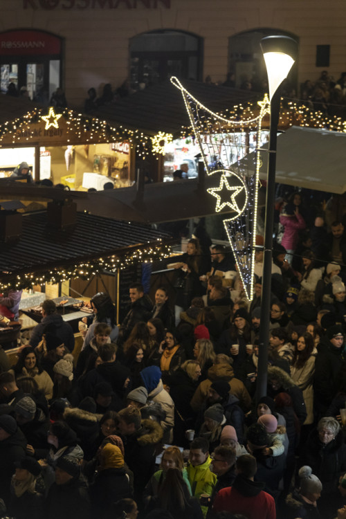 FOTOGALERIE: Vánoční trhy v Olomouci začaly, rušno bylo na náměstích i u kluziště